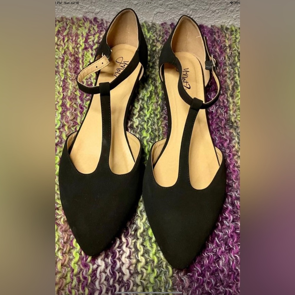Y-Not Pointed toe black low wedge heels size 10M w/T-Strap